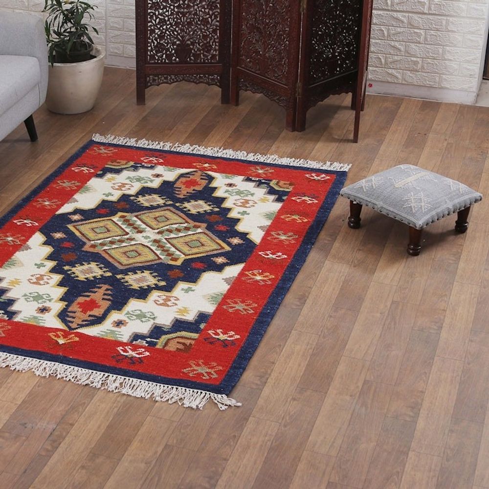 Classic Geometric Strawberry and Navy Wool Area Rug 4x6 'Striking Symmetry'